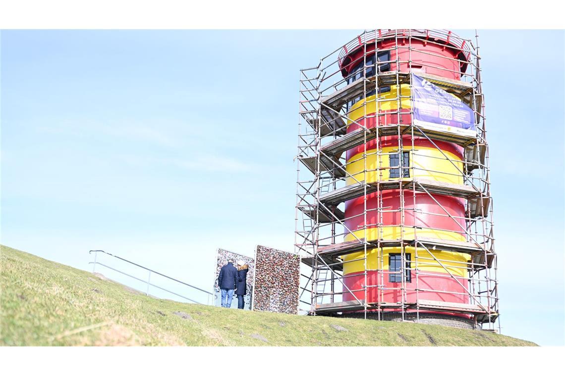 Für den Neuanstrich ist der Pilsumer Leuchtturm eingerüstet.