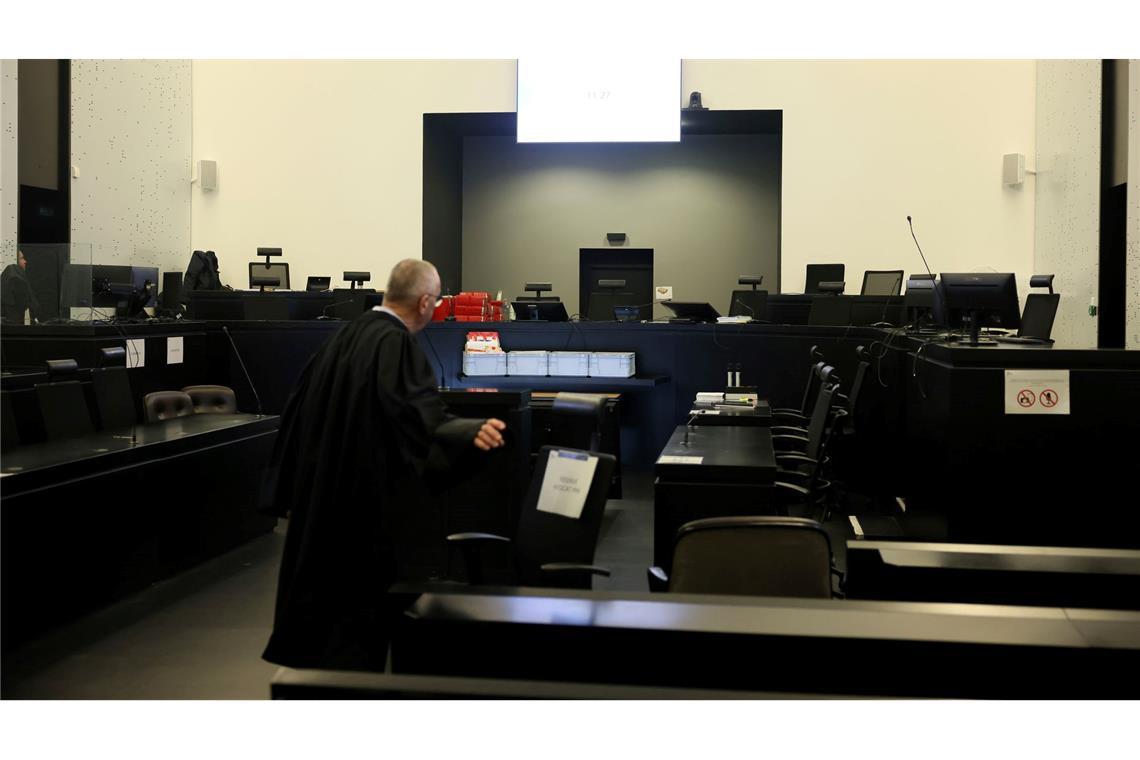 Chirurg gesteht Missbrauch - "abscheuliche Taten begangen" Für den Prozess mit einer großen Zahl von Beteiligten wurde in der Provinzstadt Vannes in der Nähe des Gerichtsgebäudes ein weiteres Gebäude für die Übertragung der Verhandlung hergerichtet.