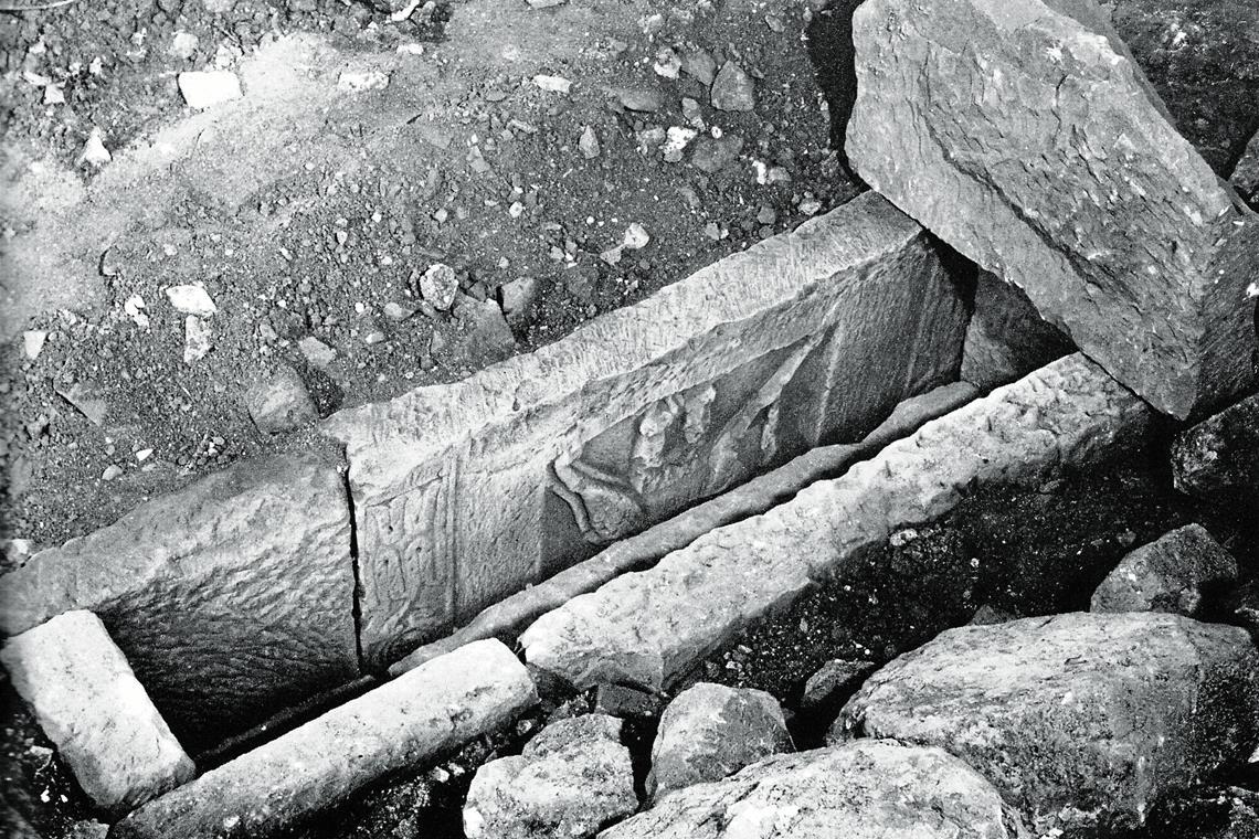 Für den Sarg wurden Steinplatten verwendet, die Reste eines großen römischen Monuments waren. Foto: Archiv Carl-Schweizer-Museum