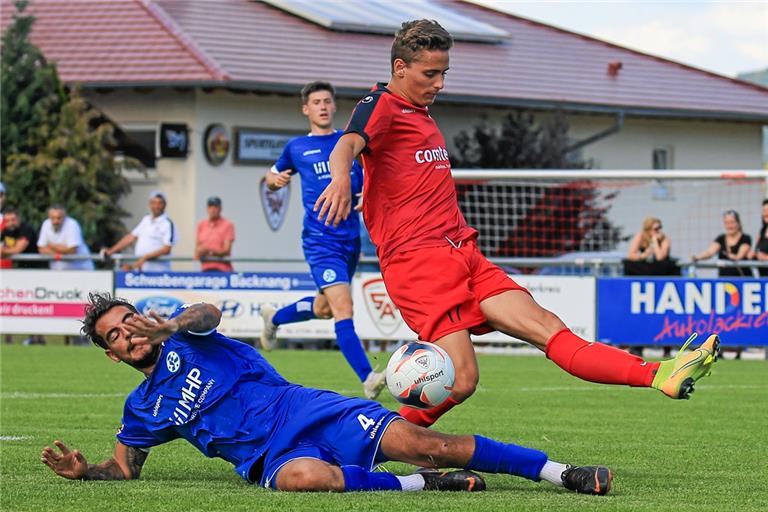 Für den SV Allmersbach war gegen die Stuttgarter Kickers nur selten ein Durchkommen, in dieser Situation wird Marius Weller (rotes Trikot) von Denis Zagaria gestoppt. Foto: A. Becher