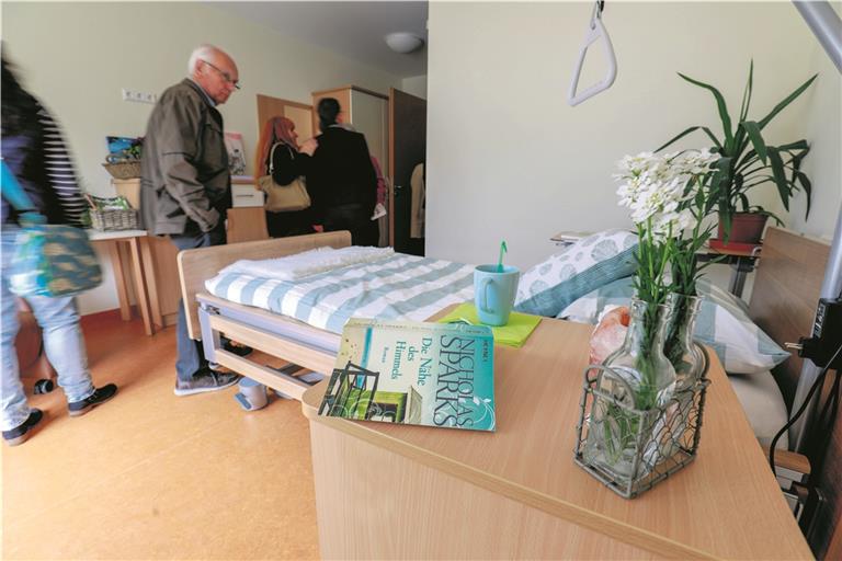 Für den Tag der offenen Tür hat das Hospizteam eines der zwölf neuen Zimmer exemplarisch eingerichtet. Die ersten Gäste werden aber erst in einer Woche hier einziehen. Fotos: A. Becher