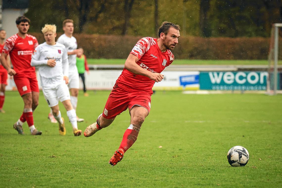 Teamgeist als Hauptzutat für das Erfolgsrezept der TSG Backnang Für den Trainer ist TSG-Kapitän Julian Geldner „unser Zugpferd. Er geht immer voran.“ Fünf Tore hat er auch schon erzielt. Foto: Alexander Becher