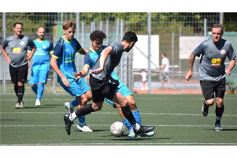 Für den TSV Ehningen II (in Neonblau) fühlte sich das torlose Unentschieden bei Fortuna Böblingen (in Grau) wie eine Niederlage an.
