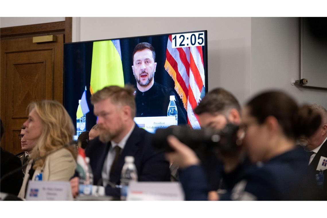 Letztes Ukraine-Treffen vor Trump - ungewisse Phase beginnt Für den ukrainischen Präsidenten Selenskyj ist es wichtig, dass die ausländische Militärhilfe weitergeht.
