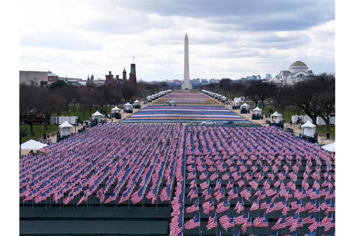 Für die Amtseinführung des künftigen US-Präsidenten Biden wurden tausende Fahnen auf der schon seit Tagen abgeriegelten National Mall aufgestellt, im Hintergrund steht das Washington Monument. Foto: Alex Brandon/AP/dpa