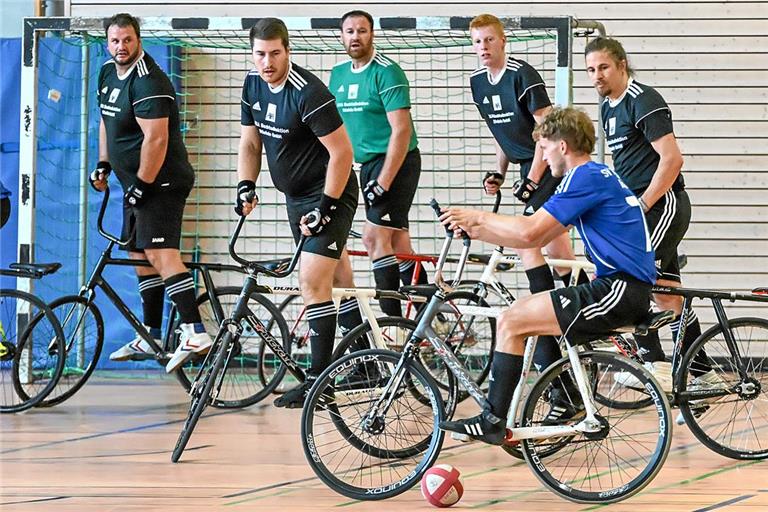 Für die Angreifer der Kontrahenten ist beim Waldremser Heimspieltag in der Katharinenplaisirhalle kaum ein Durchkommen. Hier besteht das RSV-Bollwerk aus Marcel Schüle, Patrick Fleischmann, Torwart Markus Weller, Philipp Völk und Martin Frey (von links).Foto: Alexander Becher