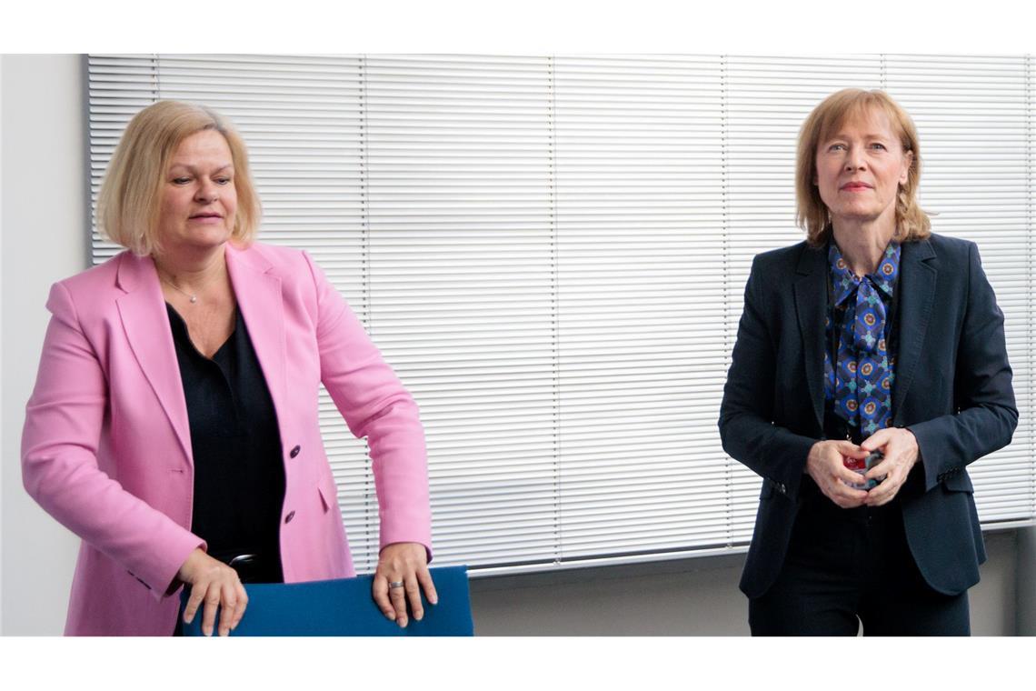 Für die Arbeitgeber verhandeln Bundesinnenministerin Nancy Faeser und die Präsidentin der kommunalen Arbeitgeberverbände Karin Welge.