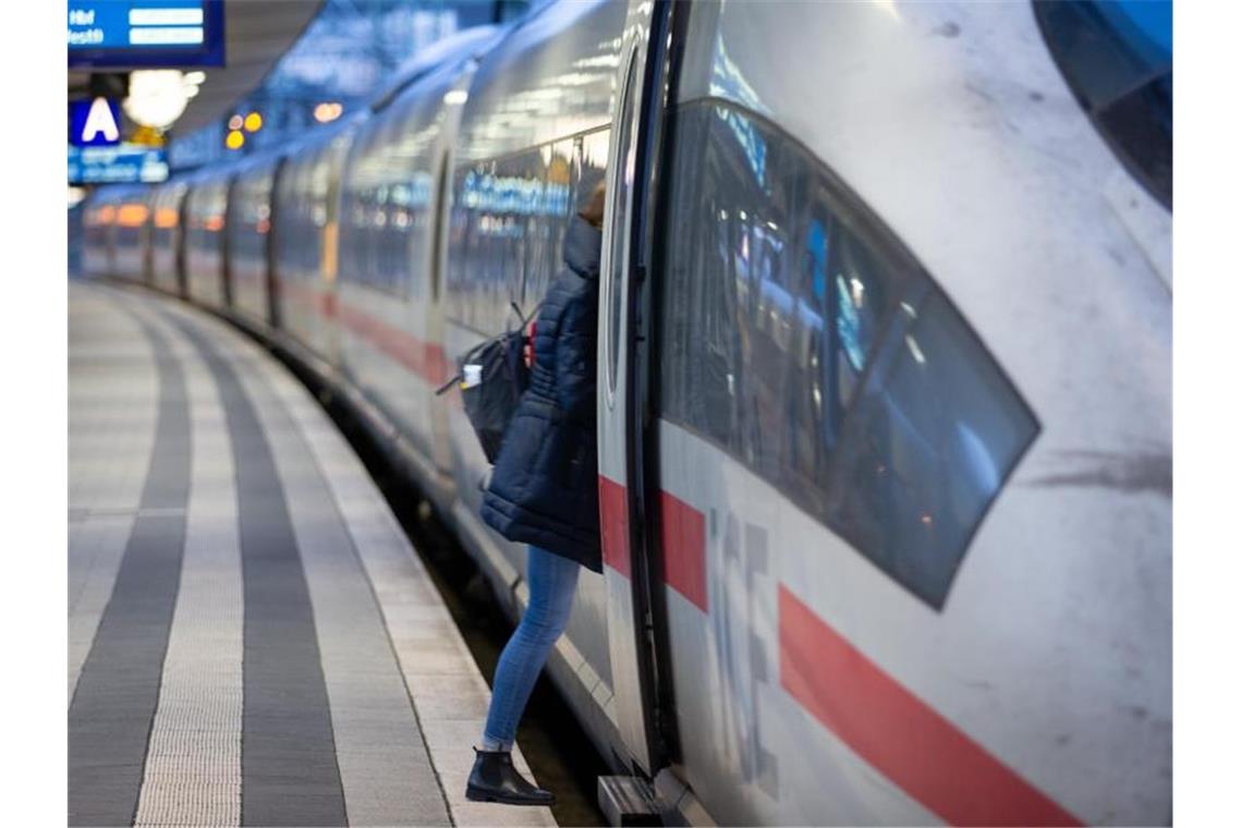 Für die Bahn sind die zusätzlichen Corona-Regeln ein weiterer finanzieller Kraftakt. Foto: Friso Gentsch/dpa