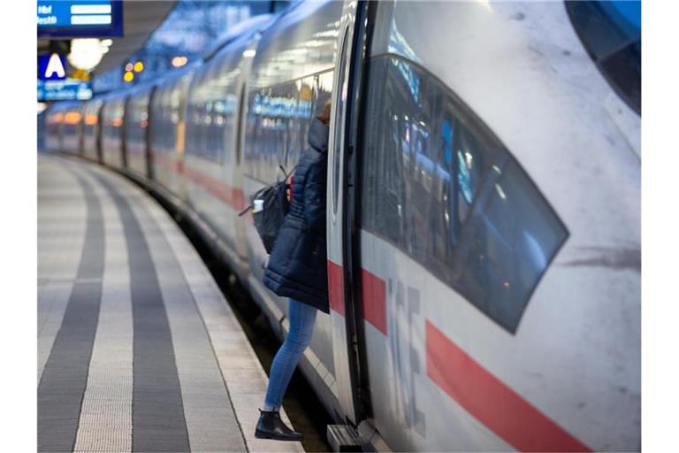 Für die Bahn sind die zusätzlichen Corona-Regeln ein weiterer finanzieller Kraftakt. Foto: Friso Gentsch/dpa