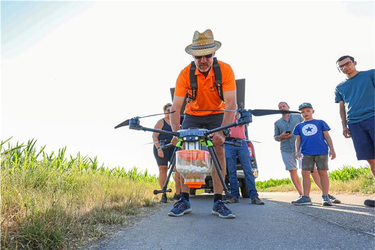 Für die Befliegung setzt Mike Stather aus Diehlheim eine selbst umgebaute Drohne ein, aus deren durchsichtigem Unterbau 100 kleine Zellulosekugeln pro Hektar Ackerfläche abgeworfen werden. Fotos: Alexander Becher