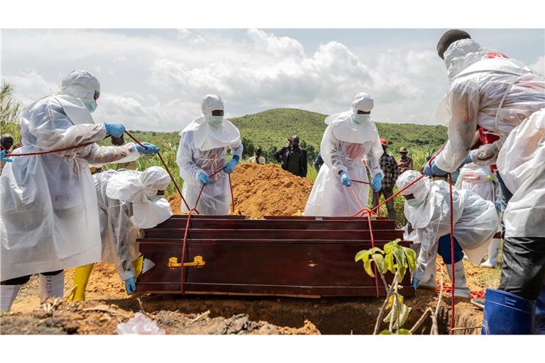 Für die Beisetzung verstorbener Ebola-Patienten bestehen strenge Sicherheitsregeln - nicht alle Angehörigen haben hierfür Verständnis. (Archivbild)