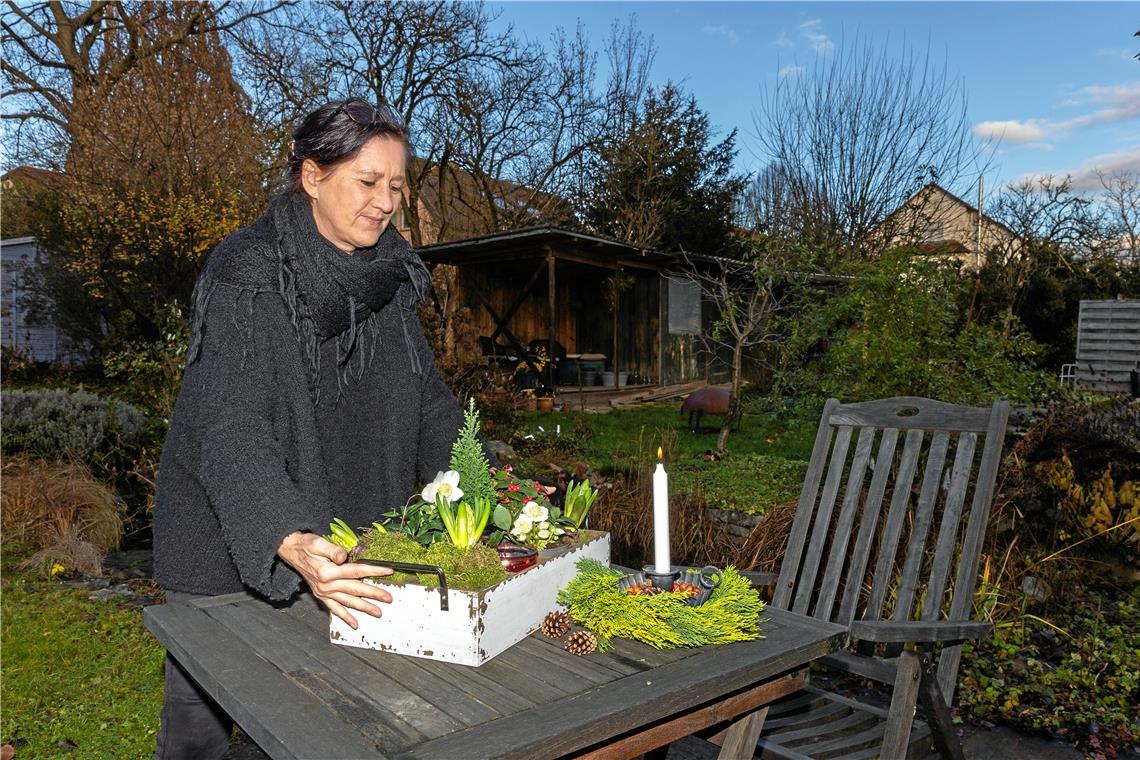 Für die Deko stellt Stefanie Layer Schalen und Kränze zusammen, die meisten „Zutaten“ findet sie im Garten. Fotos: A. Becher