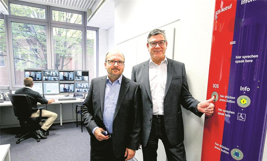 Für die Deutsche Bahn plant und realisiert Telent die Überwachungstechnik für Bahnhöfe. Am Stammsitz in Backnang können der technische Leiter Reinhard Wegener (links) und Geschäftsführer Robert Blum das System testen. Fotos: A. Becher