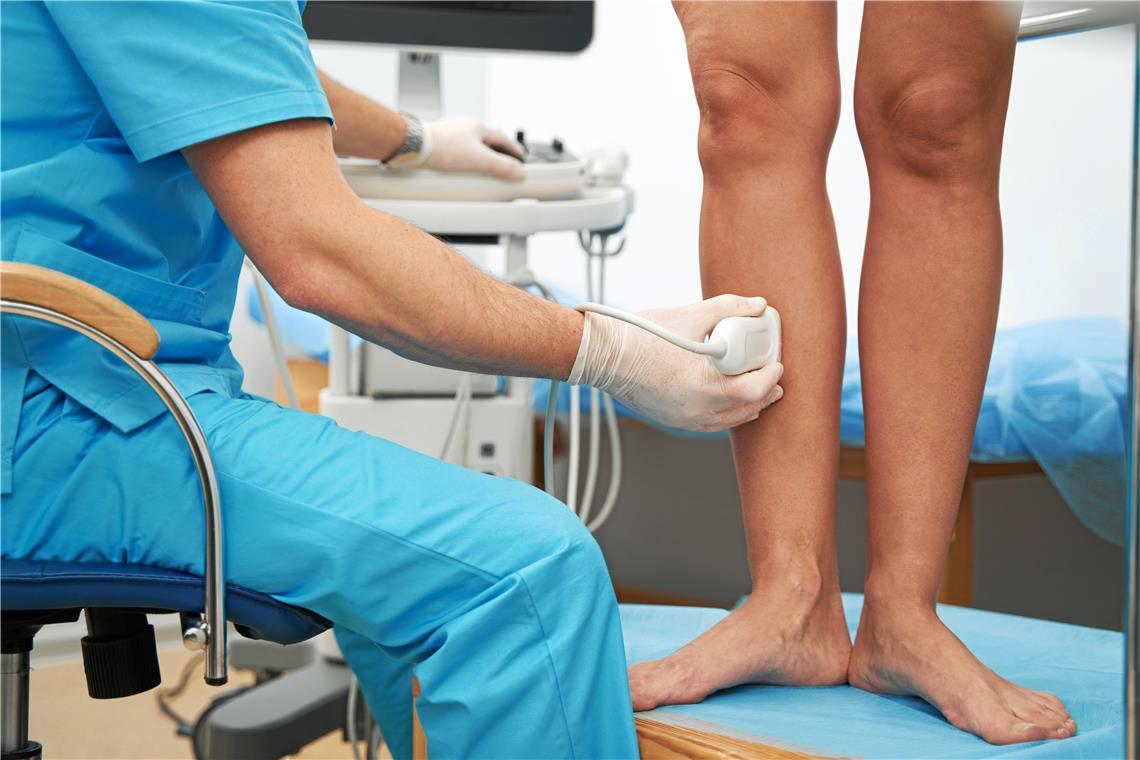 Weniger Thrombosen im Rems-Murr-Kreis Für die Diagnose einer Venenthrombose werden Untersuchungen mit einem Ultraschallgerät und spezielle Laboranalysen vorgenommen. Symbolfoto: Adobe Stock/Viacheslav Yakobchuk