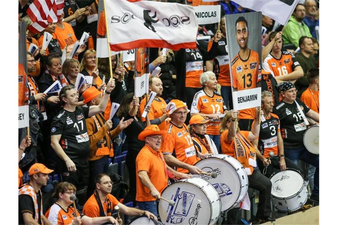 Wo das Coronavirus Sportler und Teams ausbremste Für die Fans der favorisierten BR Volley endet die Saison mit dem Abbruch enttäuschend. Foto: Andreas Gora/dpa