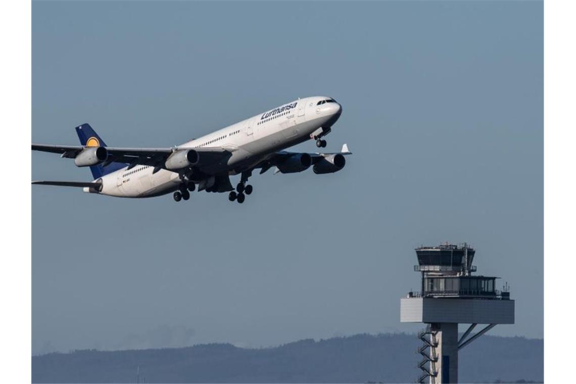 Luftverkehr über Deutschland erholt sich nur langsam Für die Flugsicherungen bedeutet die sinkende Zahl kontrollierter Flüge auch deutlich geringere Gebühreneinnahmen - ohne dass die Kosten für Personal und Infrastruktur im gleichen Maße reduziert werden können. Foto: Boris Roessler/dpa