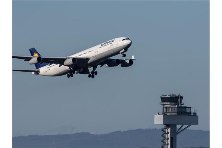 Für die Flugsicherungen bedeutet die sinkende Zahl kontrollierter Flüge auch deutlich geringere Gebühreneinnahmen - ohne dass die Kosten für Personal und Infrastruktur im gleichen Maße reduziert werden können. Foto: Boris Roessler/dpa