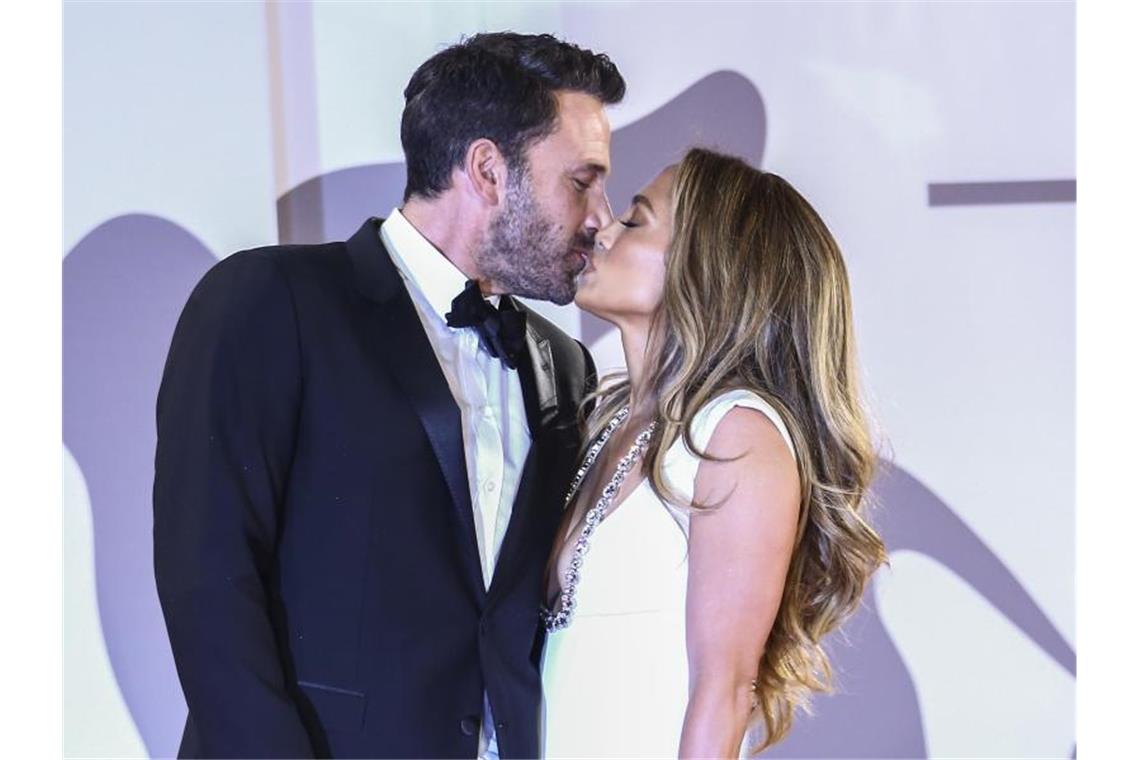 Für die Fotografen: Jennifer Lopez und Ben Affleck küssen sich bei der Ankunft zur Premiere des Films „The Last Duel“ beim Filmfestival von Venedig. Foto: Joel C Ryan/Invision/AP/dpa