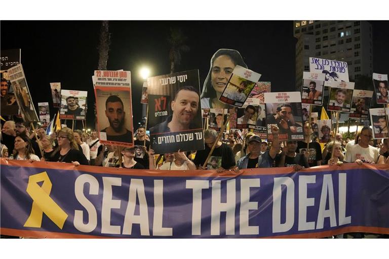 Für die Freilassung und Übergabe aller Geiseln waren monatelang Tausende Israelis auf die Straßen gegangen. (Archivbild)