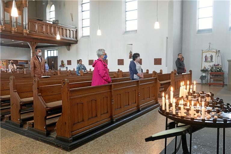 Für die Gottesdienstbesucher gelten klare Regeln: Die Gläubigen dürfen nur martkierte Plätze einnehmen und sollen wenn möglich Mundschutz tragen.Foto: J. Fiedler