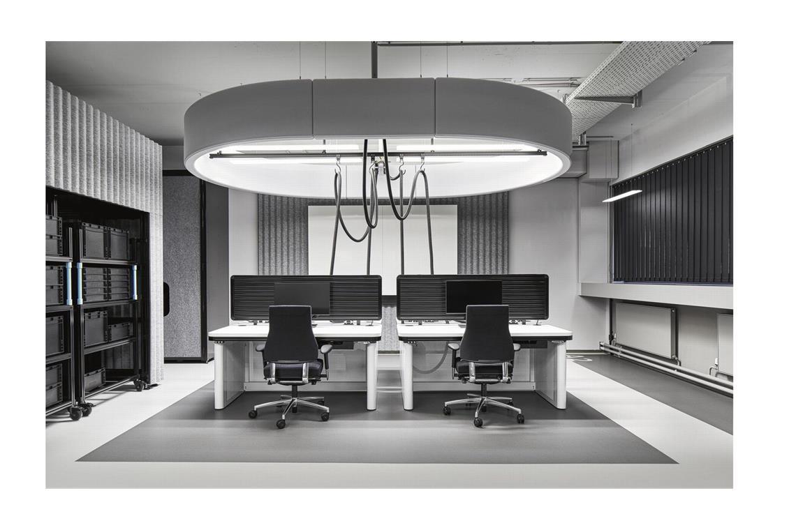 Für die in Stuttgart ansässige Firma Vector Informatik sollten Büroflächen mit der Hardware Produktion ineinander übergehen. Der von der Stuttgarter Innenarchitektin Isabell Ehring designten Workspace besticht durch funktionale Eleganz.