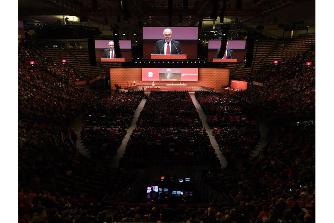 Angriffsmodus nach Abdanken: Hoeneß geht auf „Krakeeler“ los Für die Jahreshauptversammlung hatte der FC Bayern München die Olympiahalle organisiert. Foto: Tobias Hase/dpa