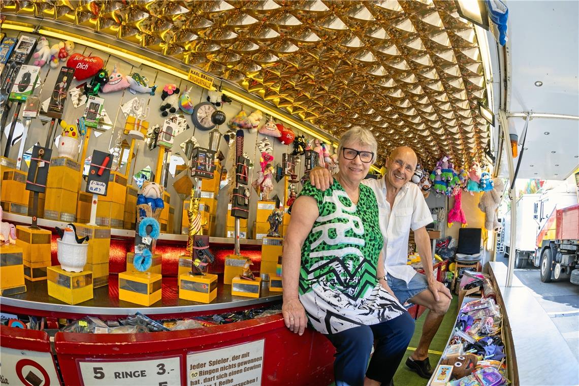 Der Schausteller Karl Braun erzählt vom Leben auf dem Festplatz Für die kommenden Tage haben Karin und Karl Braun ihren Platz beim Ringewerfen eingenommen. Foto: Alexander Becher