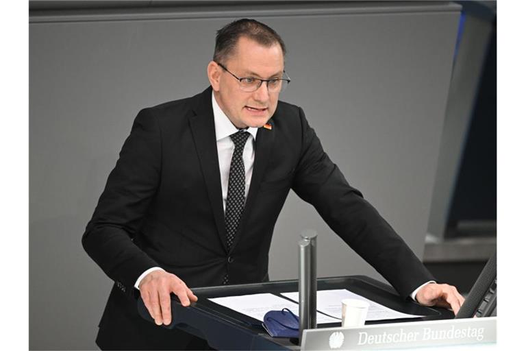 „Für die Kriegshandlungen sind nicht die Ukrainer verantwortlich“, sagt der AfD-Fraktionsvorsitzende Tino Chrupalla. Foto: Bernd von Jutrczenka/dpa