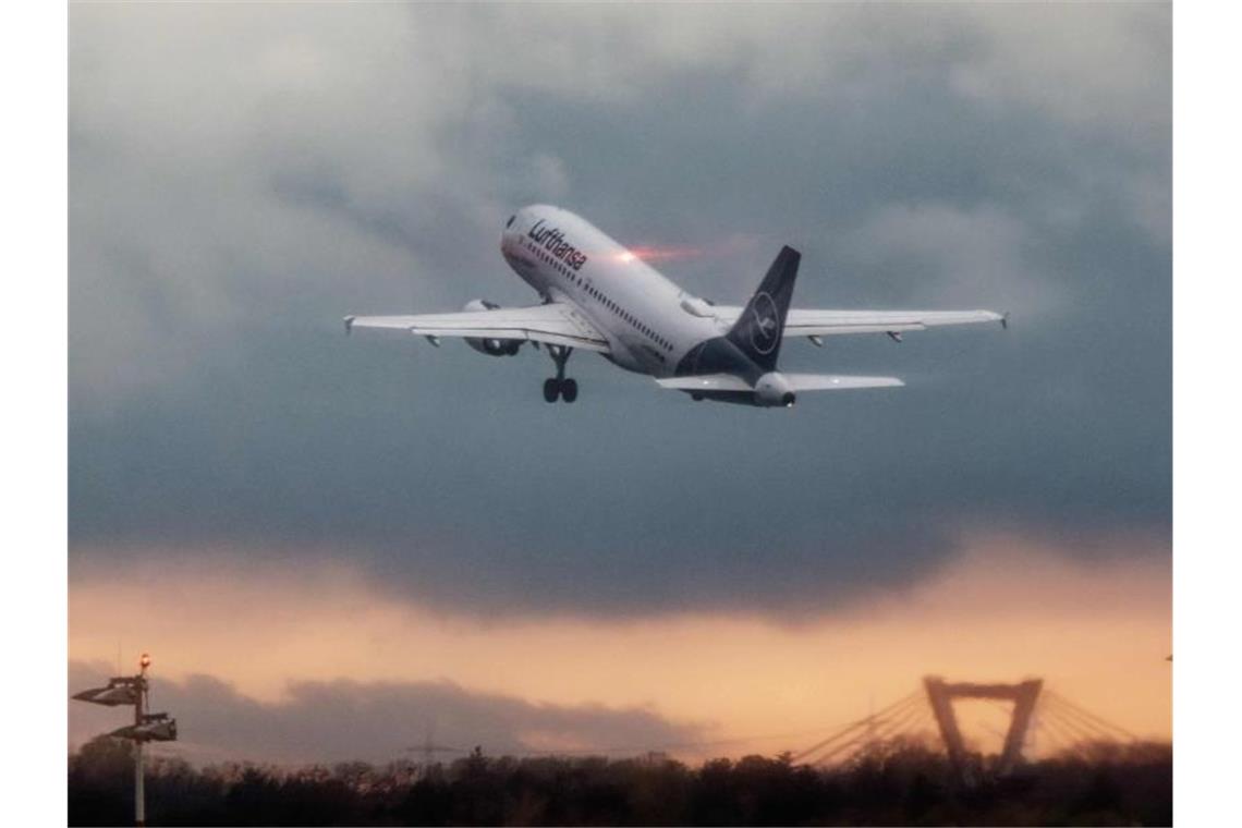 Lufthansa sieht Licht am Horizont Für die Lufthansa geht es langsam wieder bergauf. Foto: Henning Kaiser/dpa