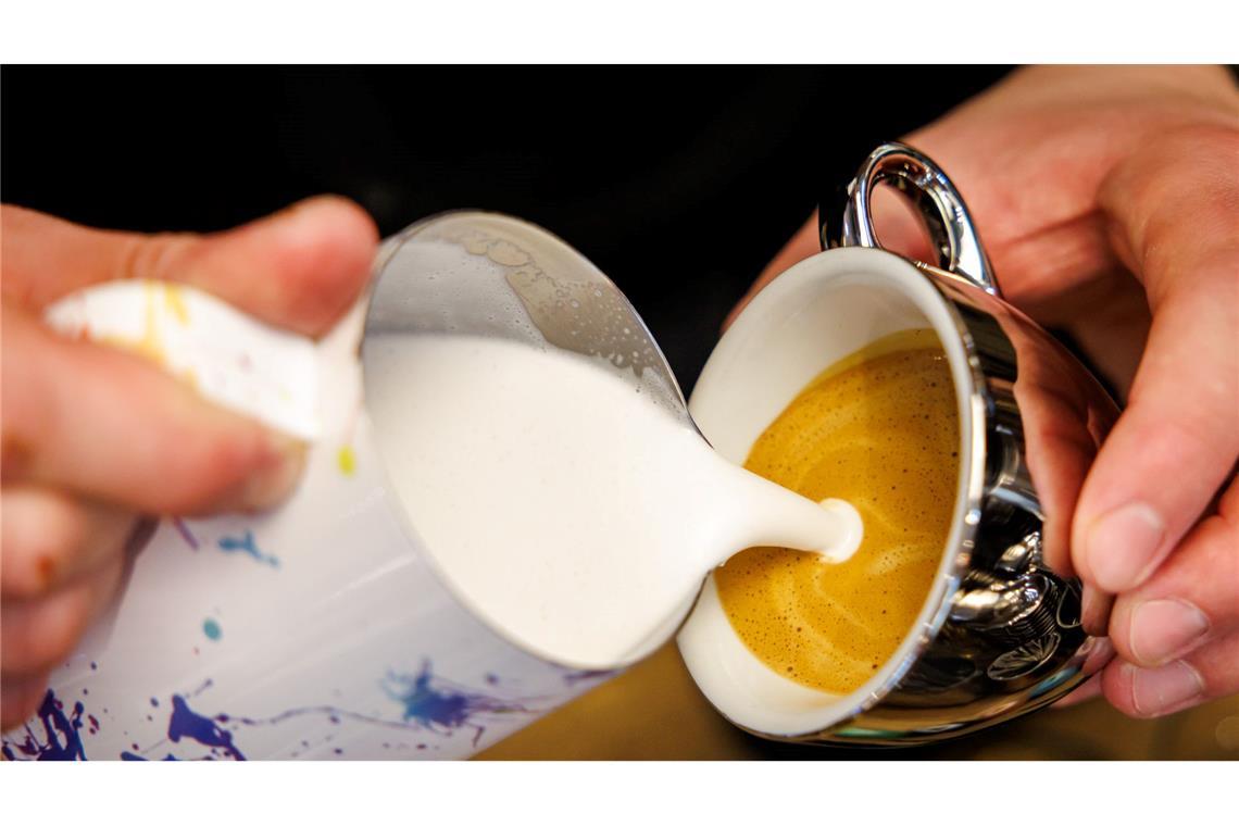 Umfrage: Wie trinken die Deutschen am liebsten ihren Kaffee? Für die meisten darf es noch Vollmilch sein, aber gerade viele Jüngere setzen auch auf pflanzliche Alternativen. (Archivbild)