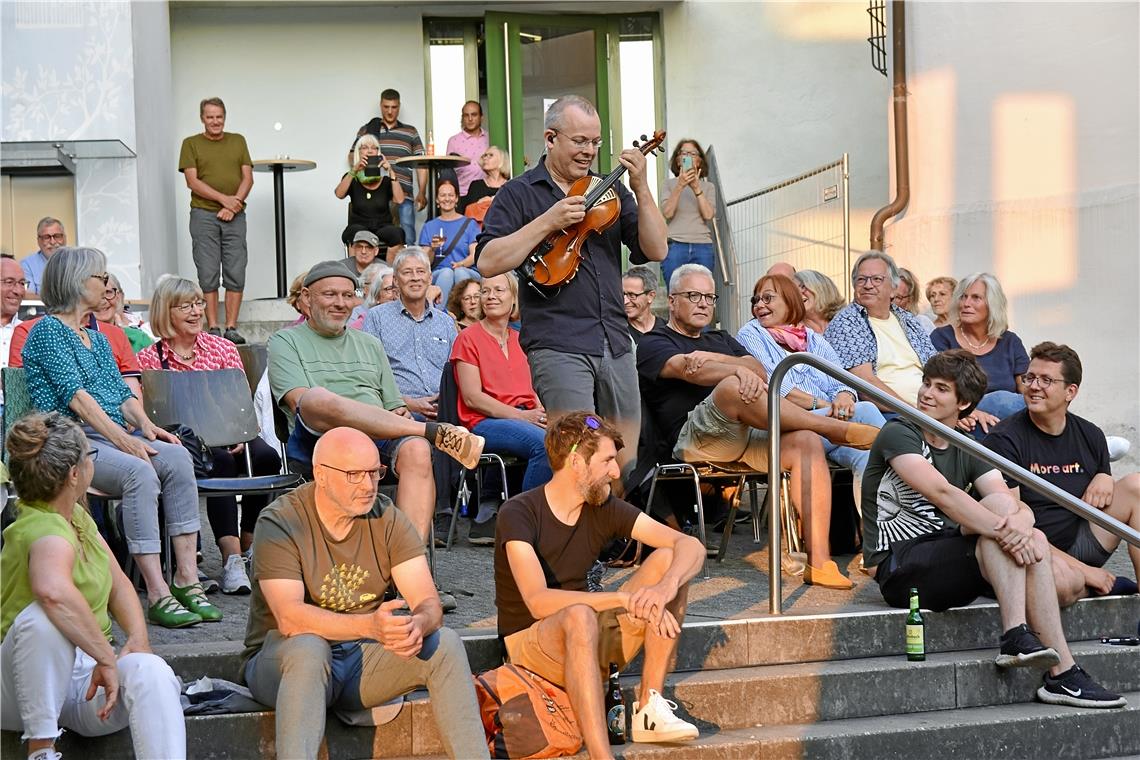 Rap und Jazz beim Markgrafen-Open-Air in Backnang Für die Musikrichtung ungewöhnlich: Die Bratsche von Roland Satterwhite, der mitten durchs Publikum geht. Foto: Tobias Sellmaier