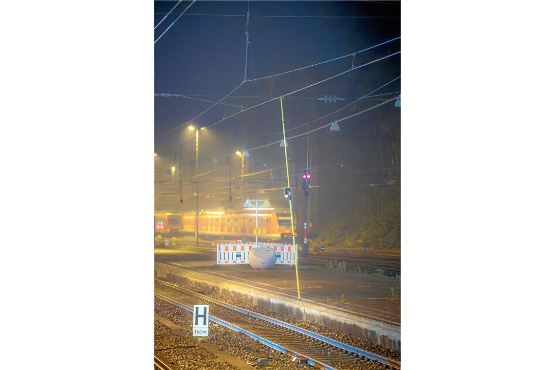 Für die nächtlichen Arbeiten über den Gleisen hat die Deutsche Bahn im Zeitfenst...