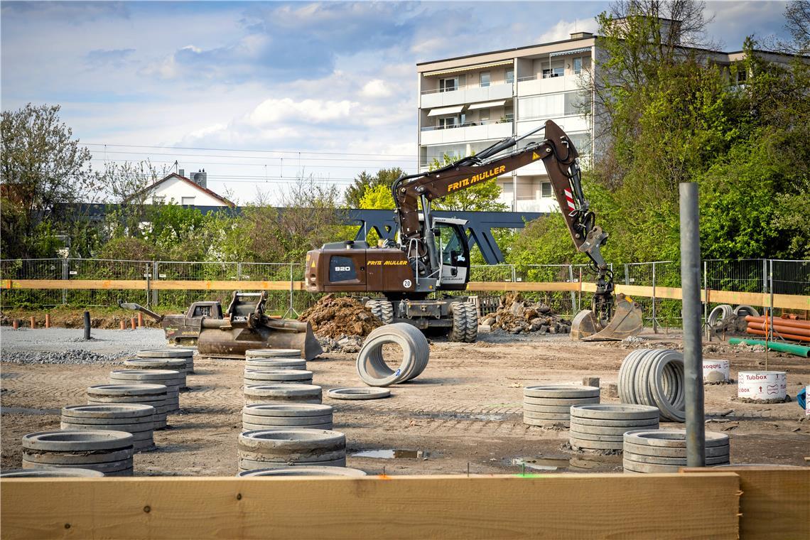 Für die neue Containerunterkunft auf dem Aurelis-Areal an der Maubacher Straße wurden im April diesen Jahres die Fundamente gesetzt. Foto: Alexander Becher