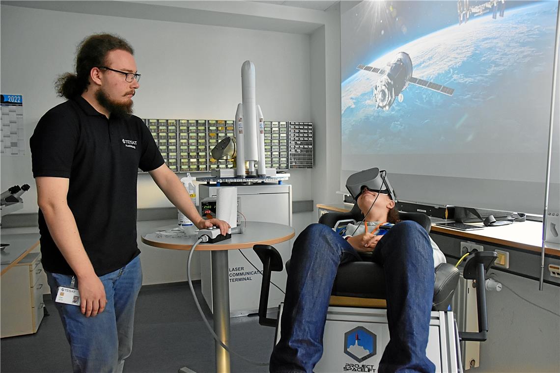 Backnang als Berufsmesse: Schüler erleben die „Nacht der Ausbildung“ Für die Schülerin scheint es gerade so, als starte sie mit einer Rakete ins Weltall. Mit dieser Attraktion erhofft sich Tesat mehr Besucher bei der „Nacht der Ausbildung“. Fotos: Tobias Sellmaier