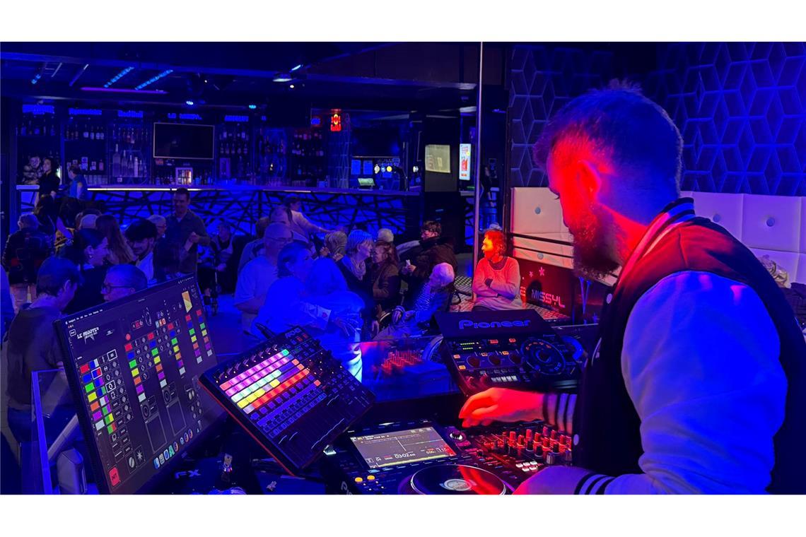 Für die Senioren spielt der DJ Hits aus deren Jugend.