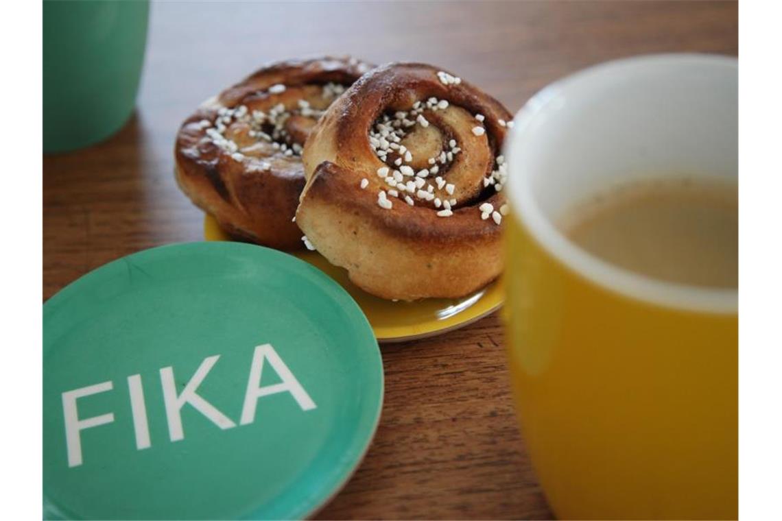 Fika - das kleine Pausen-Glück in Schweden Für die Skandinavier bietet die Fika-Tradition eine willkommene Unterbrechung des Arbeitstages, um mit Kolleginnen oder Freunden Abstand vom beruflichen Stress zu gewinnen. Foto: Steffen Trumpf/dpa