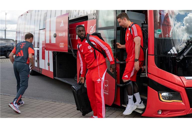 Für die Stars des FC Bayern wie Dayot Upamecano (m) steht jetzt Urlaub an.