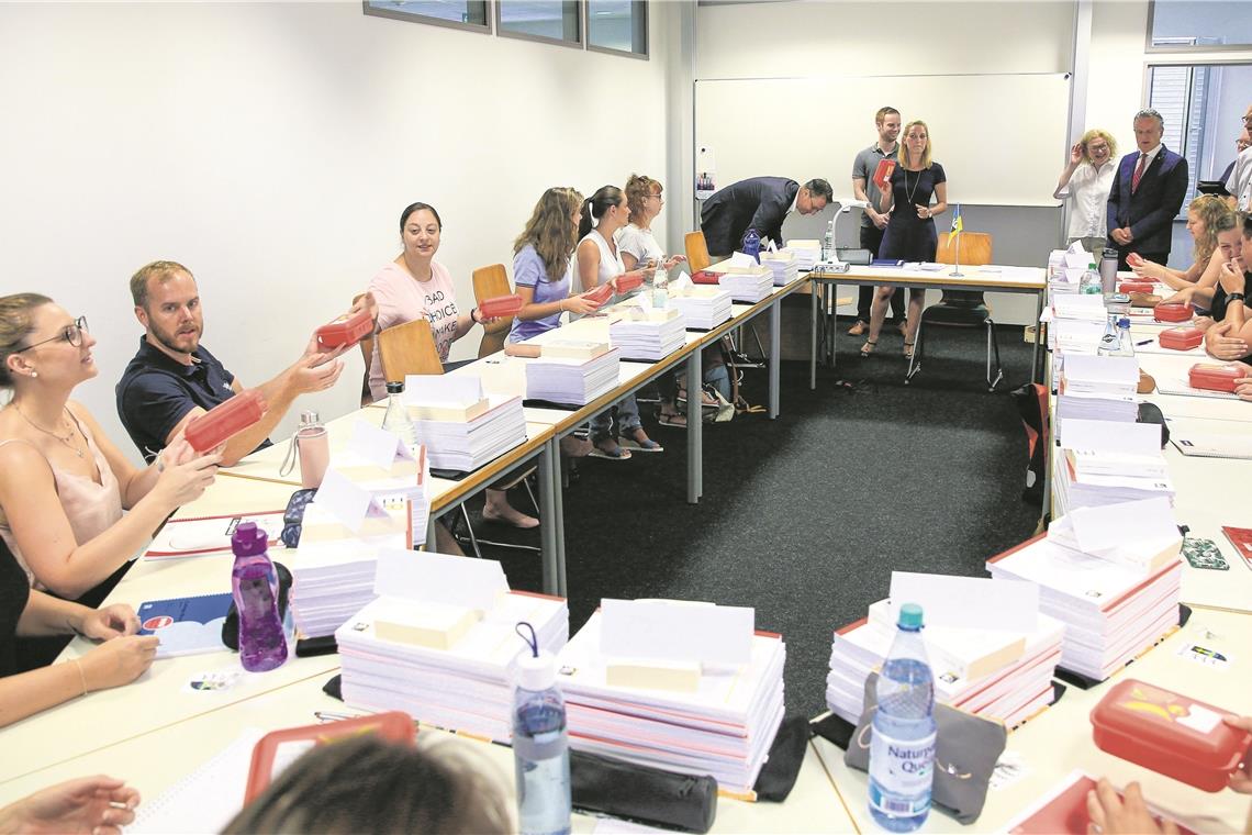 Für die Teilnehmer des Aufstiegslehrgangs am Bezirksschulstandort Backnang hat gestern die Qualifizierung für den gehobenen Dienst begonnen. Dazu gab es rote Vesperdosen. Foto: A. Becher