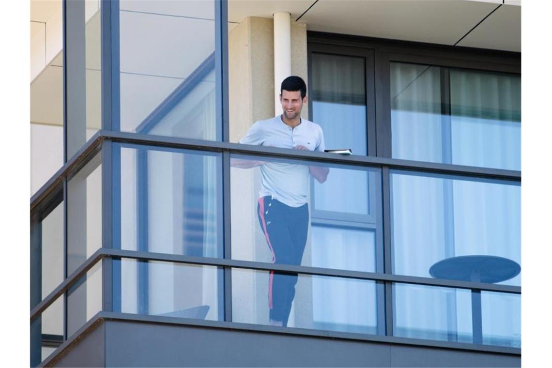 Verwirrung um Corona-Fälle vor Australian Open Für die Tennisstars wie Novak Djokovic wartet in Australien erst einmal eine strenge Quarantäne. Foto: Morgan Sette/AAP/dpa