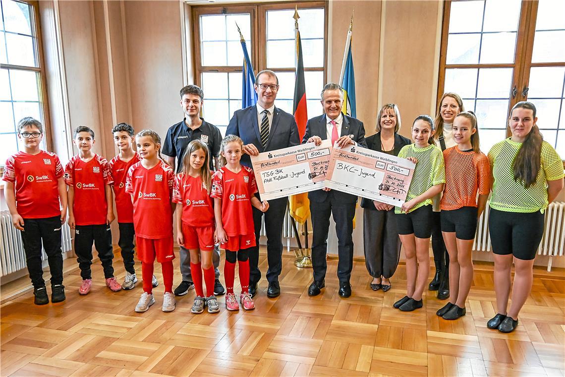 Für die Übergabe sind alle Beteiligten zusammengekommen: die E-Junioren der TSG Fußball mit Jugendvorstand Maksim Benenson (von links), OB Friedrich, Frank Nopper, die BKC-Präsidialen Steffi Leibold und Yvonne Laib sowie die Juniorengarde des BKC. Foto: Tobias Sellmaier