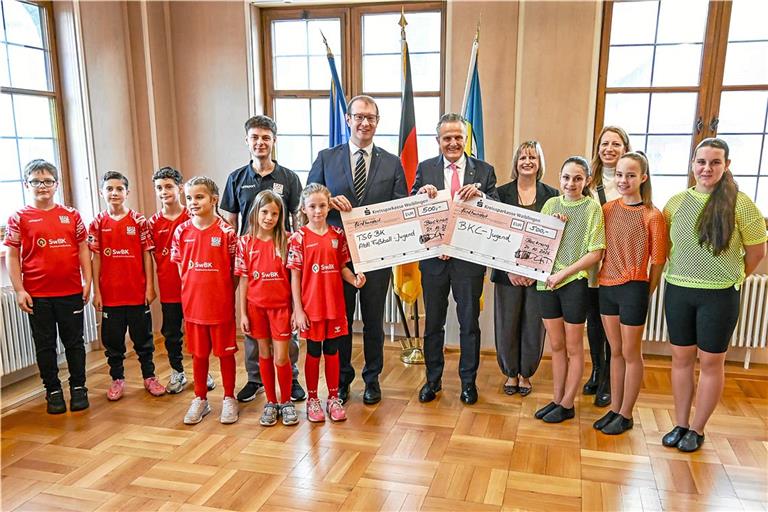 Für die Übergabe sind alle Beteiligten zusammengekommen: die E-Junioren der TSG Fußball mit Jugendvorstand Maksim Benenson (von links), OB Friedrich, Frank Nopper, die BKC-Präsidialen Steffi Leibold und Yvonne Laib sowie die Juniorengarde des BKC. Foto: Tobias Sellmaier