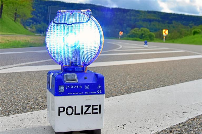 Für die Unfallaufnahme musste die Straße gesperrt werden. Symbolfoto: Tobias Sellmaier