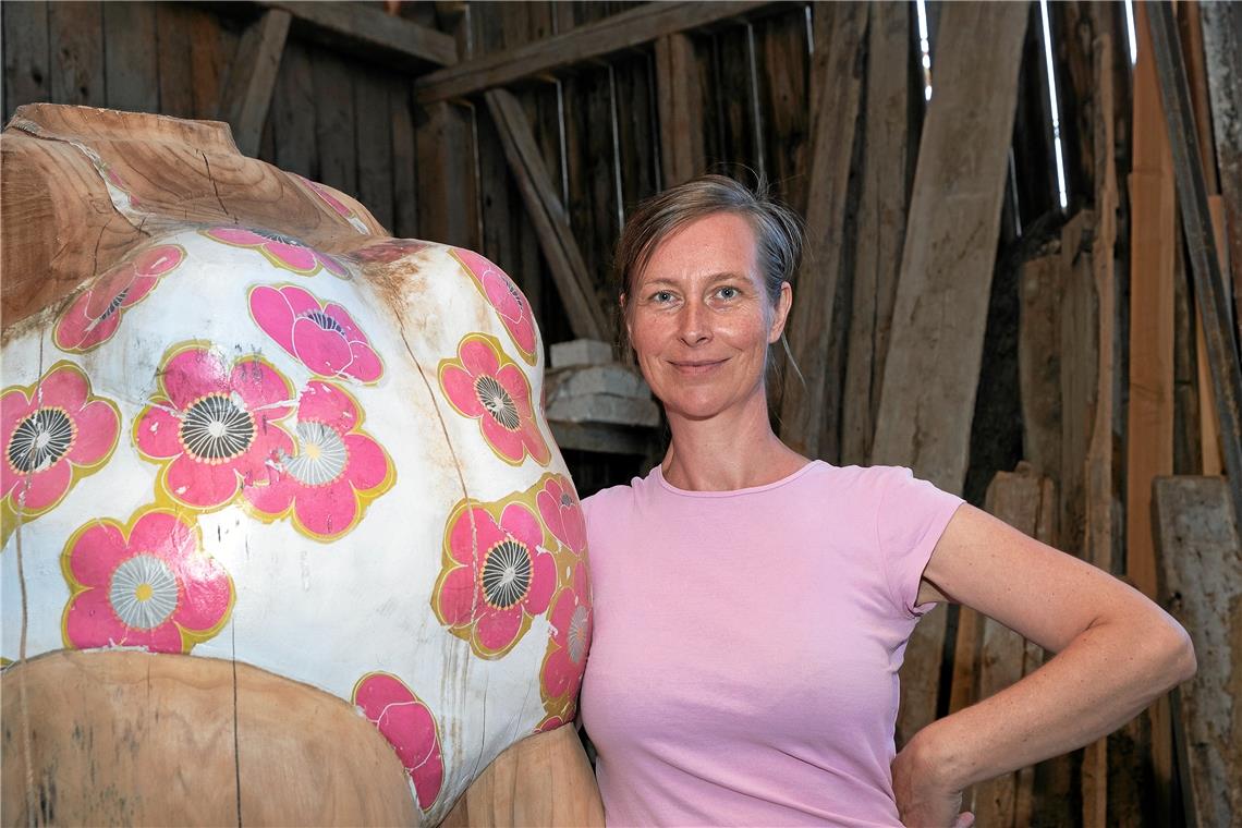 Für diese Skulptur von Gregor Oehmann hat sich Cindy Velz einen Blumenbadeanzug ausgedacht.