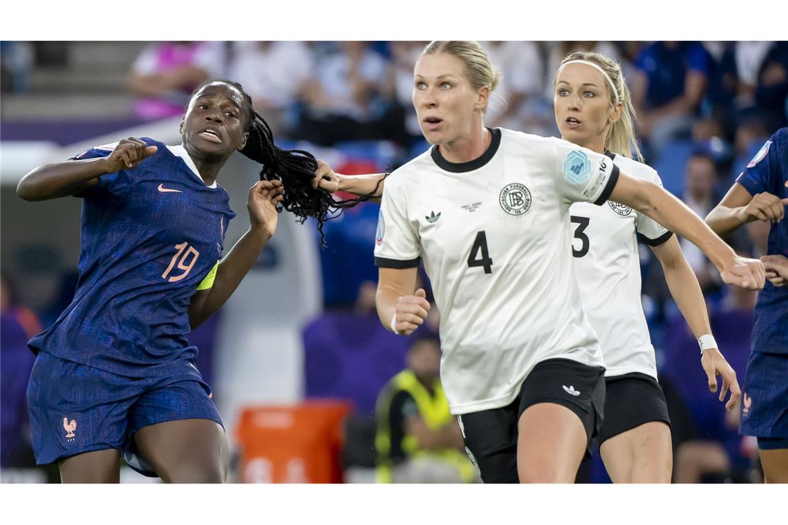 Am Zopf gezerrt: Sperre für Kathrin Hendrich steht fest Für dieses Foulspiel wird Kathrin Hendrich (hinten rechts) gesperrt - allerdings nur für ein Spiel.