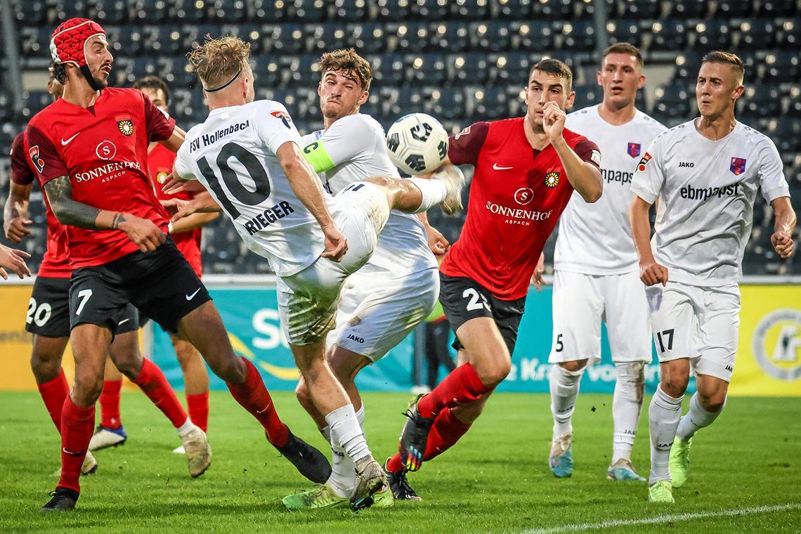 SG Sonnenhof Großaspach kassiert erste Niederlage im achten Spiel Für Dominik Salz (links) und die Großaspacher ist oft kein Durchkommen gegen die kompromisslose FSV-Defensive. Foto: Alexander Becher