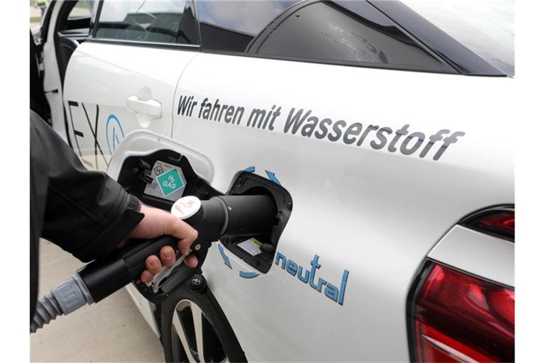Für E-Autos im Pkw-Segment setzen Hersteller bisher vor allem auf die reine Batterievariante. Technikexperten plädieren für mehr Offenheit gegenüber den Alternativen Brennstoffzelle und Wasserstoffmotor. Foto: Bernd Wüstneck/dpa-Zentralbild/dpa