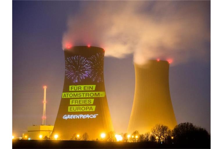 „Für ein atomstromfreies Europa“: Eine Projektion am Atomkraftwerk Grohnde. Foto: Julian Stratenschulte/dpa