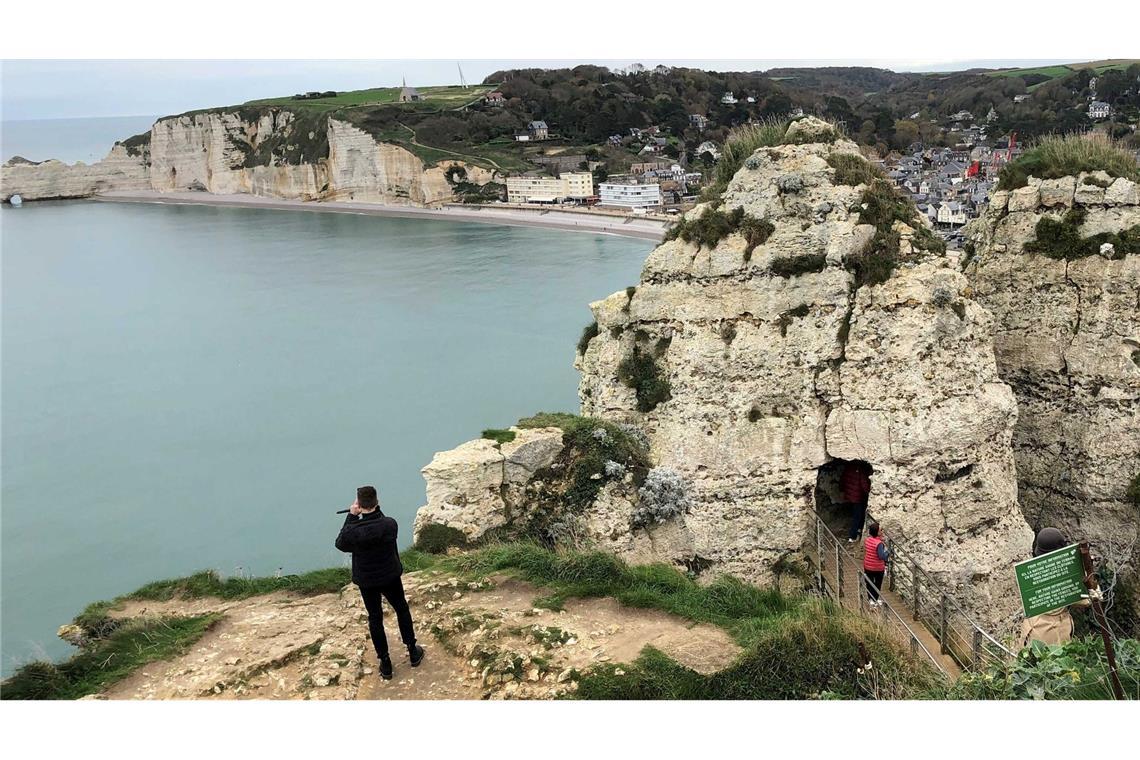 Touristen dürfen Felsen von Étretat nicht mehr betreten Für ein Foto oder Selfie an den Kreidefelsen wagen Touristen sich immer wieder gefährlich nahe an den Rand der Klippen heran. (Archivbild)