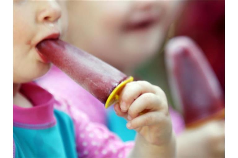 Für ein leckeres Eis greifen die Verbraucher in Deutschland an heißen Tagen gerne etwas tiefer in die Tasche. Foto: Roland Weihrauch