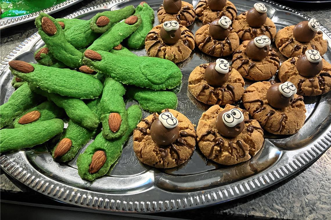 Furchterregende Leckereien Für eine Geburtstagsfeier mit Halloweenmotto zauberten Simone Schneider-Seebeck und ihre Töchter Maylin und Yara aus Kirchberg an der Murr unter anderem grüne Hexenfinger und – besonders lecker – Spinnenkekse mit Erdnussbutter. Fotos: privat
